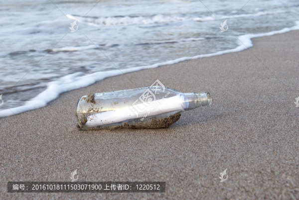 孤獨(dú)海岸線上的瓶子里的信息
