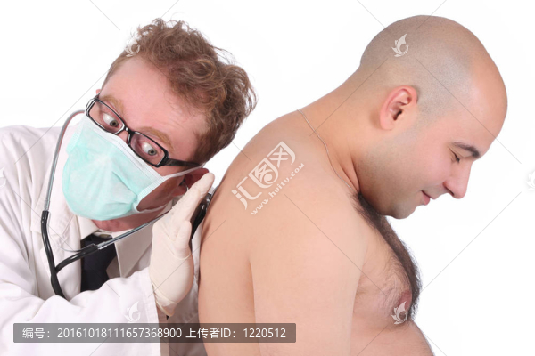 有趣的醫(yī)生檢查病人