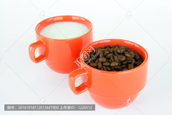 兩杯咖啡和牛奶