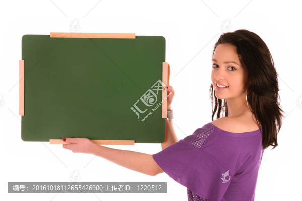 女孩拿著一張小桌子