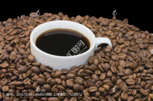 咖啡杯上的咖啡粒