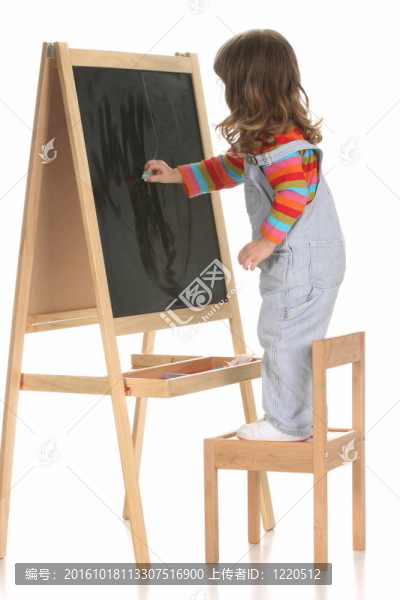 美女小女孩寫(xiě)作