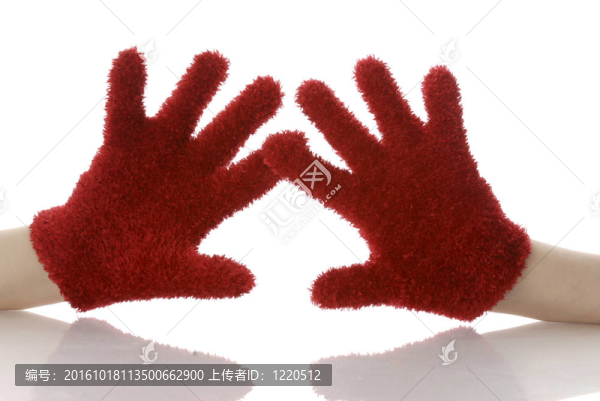 手上戴著手套