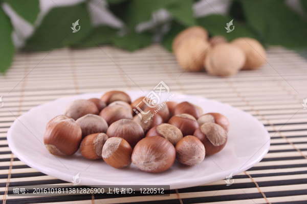用胡桃除去的盤子里的木頭堅(jiān)果