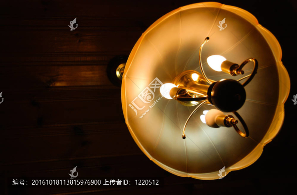 天花板上的吊燈