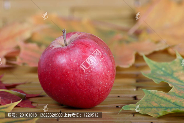 已在竹餐巾上取出的紅蘋果