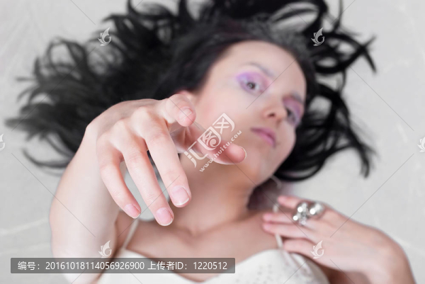 手的女孩