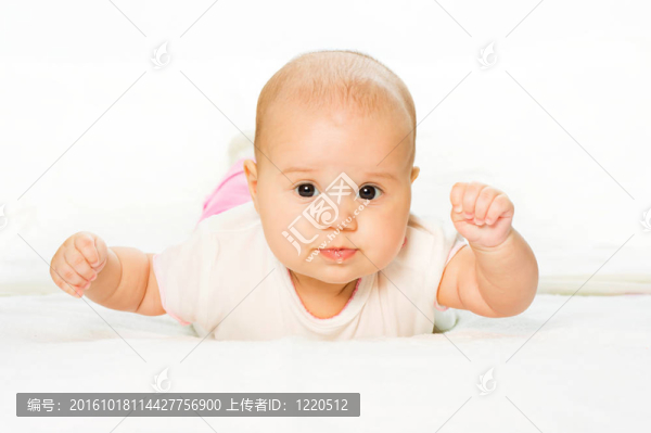 玩寶寶是腹部和白色背景