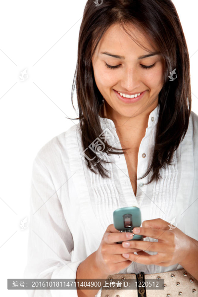 女人在手機上發(fā)短信