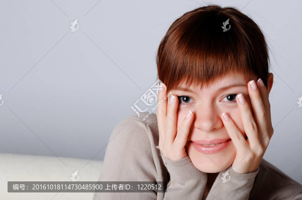 年輕迷人的黑發(fā)