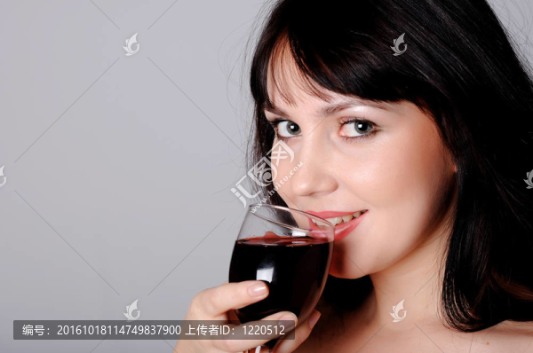 嬉戲的年輕迷人的黑發(fā)