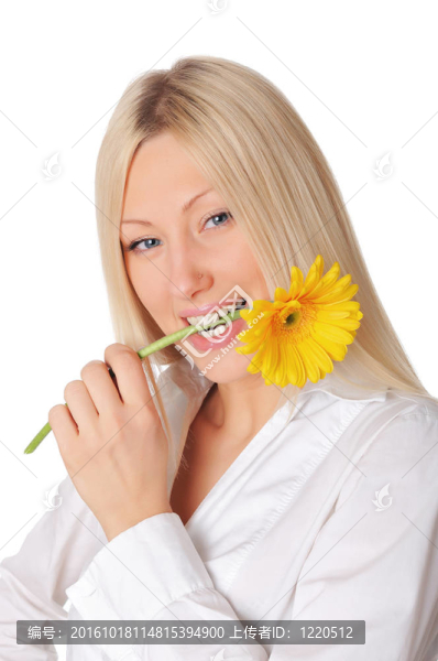 年輕迷人的金發(fā)女郎