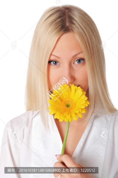 穿著白色襯衫的年輕笑容金發(fā)女郎