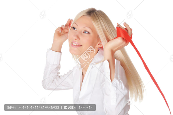 穿著白色襯衫的年輕迷人的金發(fā)女郎