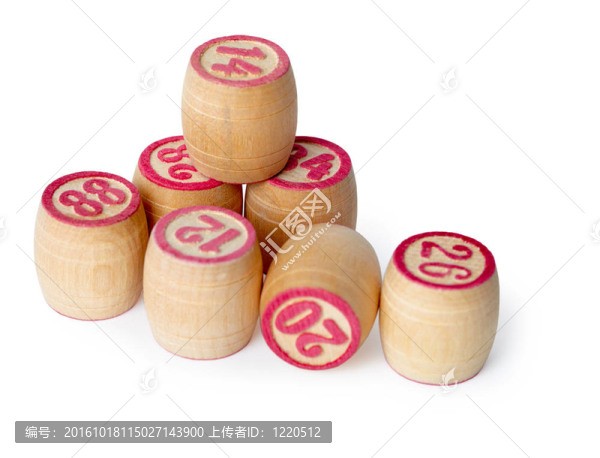 在白色背景的賓果木桶
