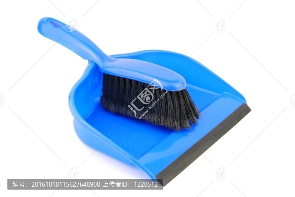在白色的畚箕和刷子