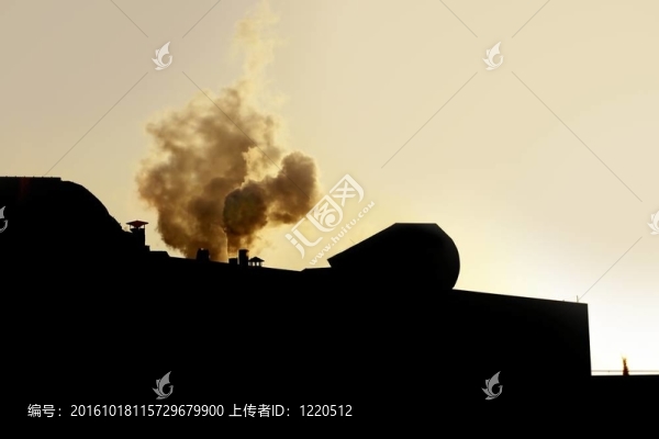 Chimeney在一個工業(yè)廠；煙背光