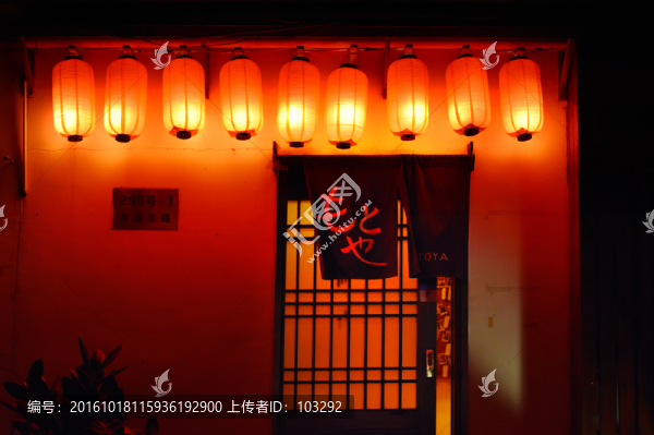 紅燈籠輝映下的日式餐館