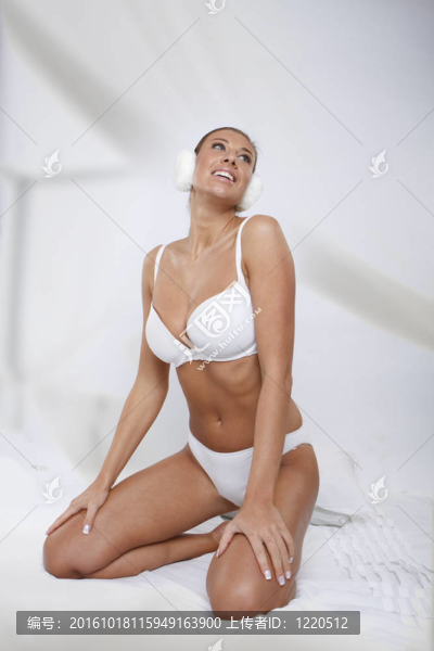躺在床上的年輕美麗的女人