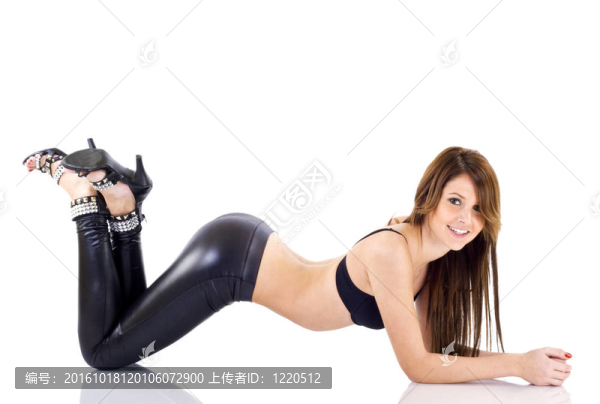 黑色服裝中的時尚模特