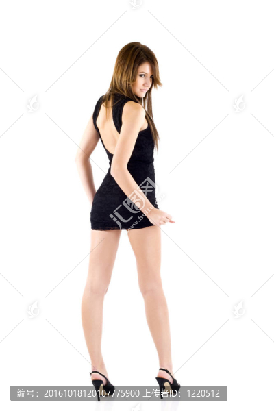 穿著裙子和高跟鞋的年輕女人