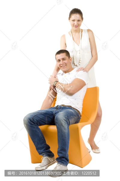 一個(gè)男人和女人在椅子上的照片