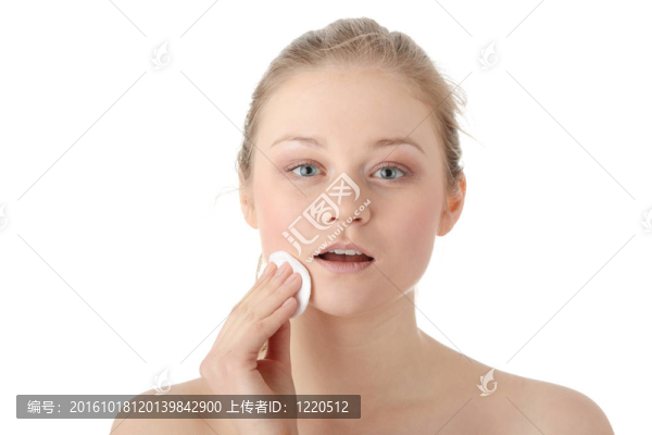 女人刪除她的化妝