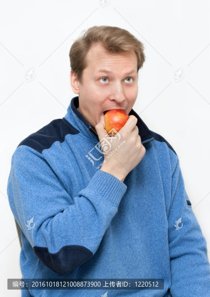 男人金發(fā)吃蘋果