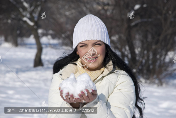 在一個冬天的陽光燦爛的日子里，雪的女人