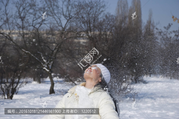 年輕女性在冬天玩雪