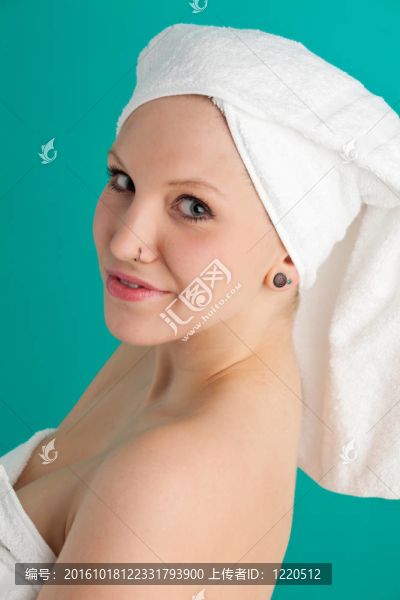 婦女在毛巾在水療治療