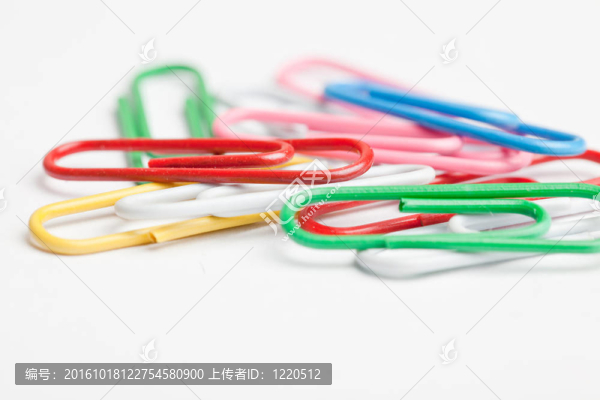 白色背景上的彩色回形針