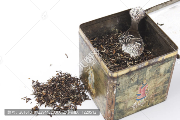 在古色古香的茶盒茶葉