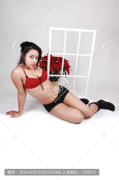 漂亮的女人和紅色的花。