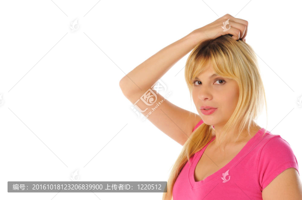白色背景迷人的年輕金發(fā)女郎