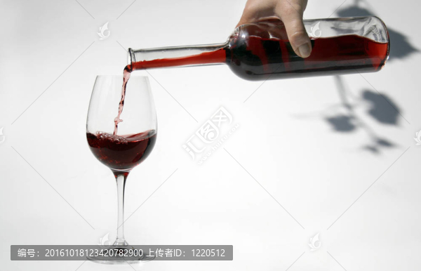 將紅葡萄酒倒入玻璃