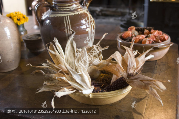 橡木餐桌上的生活