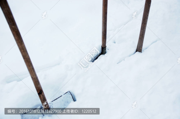 厚厚的積雪和黑桃