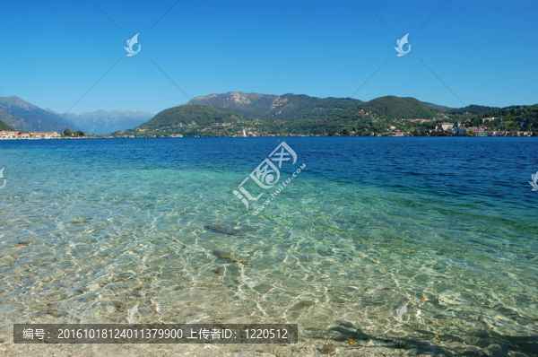 奧爾塔湖的綠松石和藍(lán)水