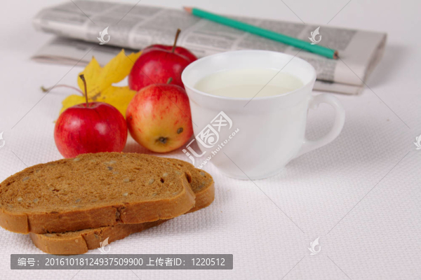 面包牛奶和蘋果