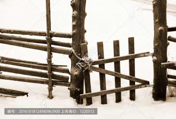老木爛柵欄門冬季景觀