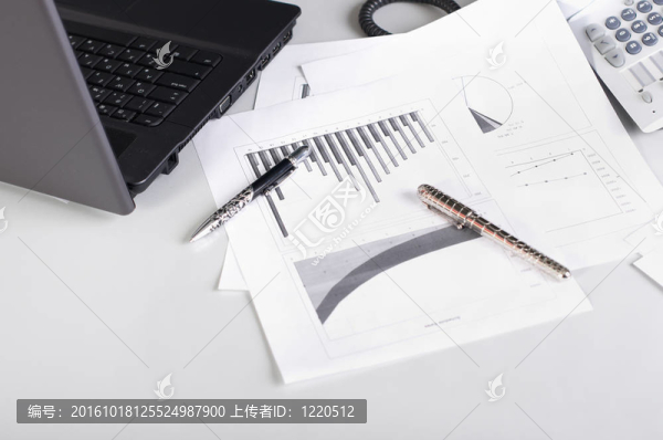桌上各種文件和筆