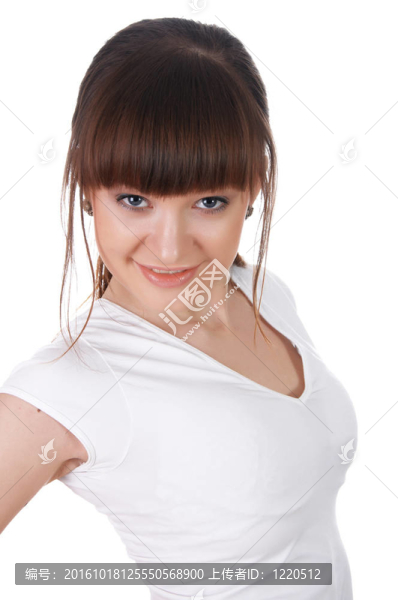 穿著白色T恤的迷人女孩