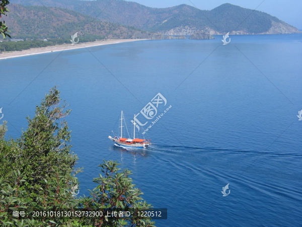 藍(lán)色的水上游船