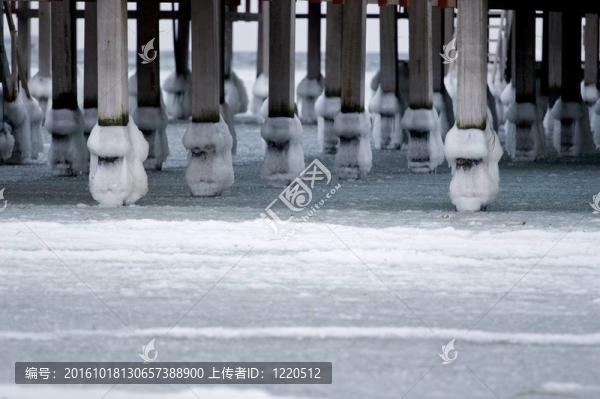 柱子在冰
