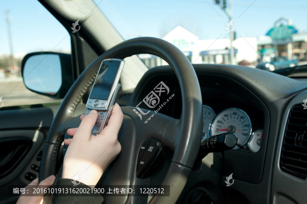 一個(gè)青少年短信駕駛手