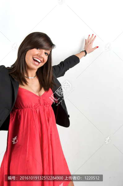 美女在工作室假扮女人