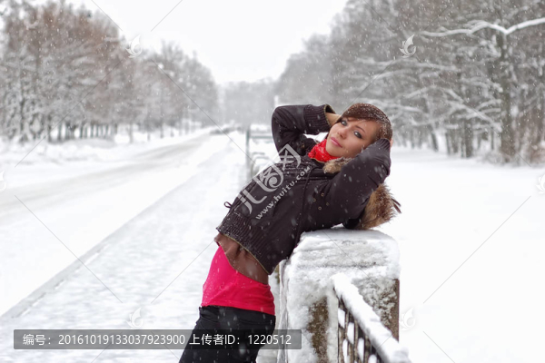 女人在雪中