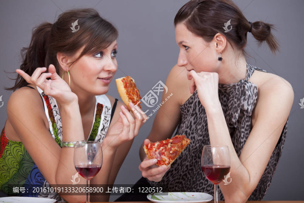 起泡酒和比薩的女人