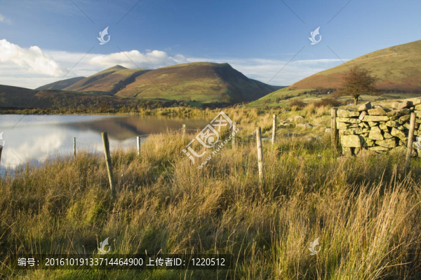 Tewet,Tarn晚上光朝斯基多山和倫卡思拉；英格蘭湖區(qū)；坎布里亞郡；英國